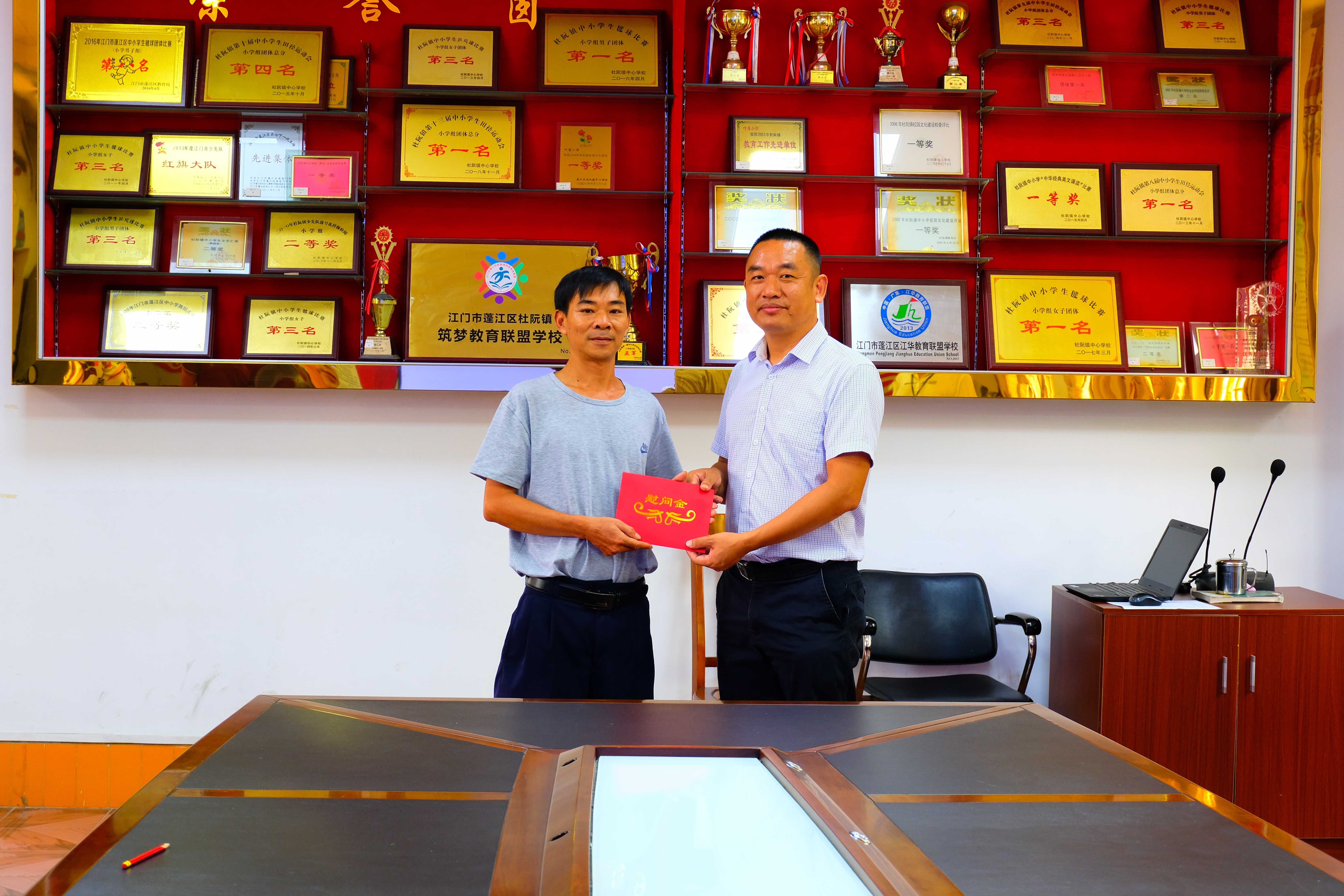 杜阮镇领导开展走访慰问教师活动7.jpg 杜阮镇领导开展走访慰问教师活动7.jpg