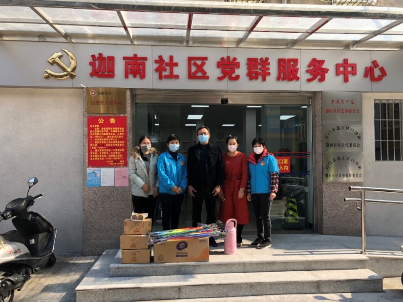 刘民欣局长为各疫情防控检测点值守人员送来热水、雨伞、饮品等。