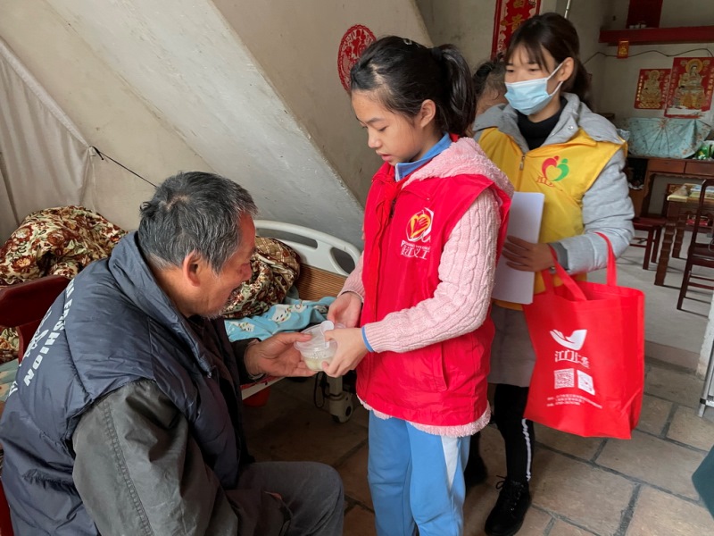 龙岭师生进入老人家里送上温暖的汤圆3.jpg