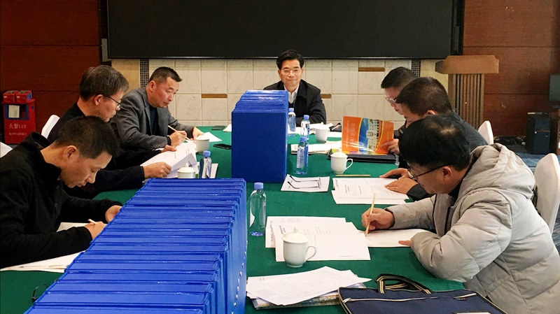 专家们正在查阅档案资料.jpg