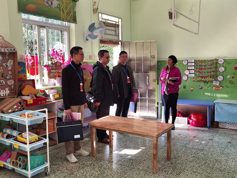 专家组在潮连街中心幼儿园考察.jpg