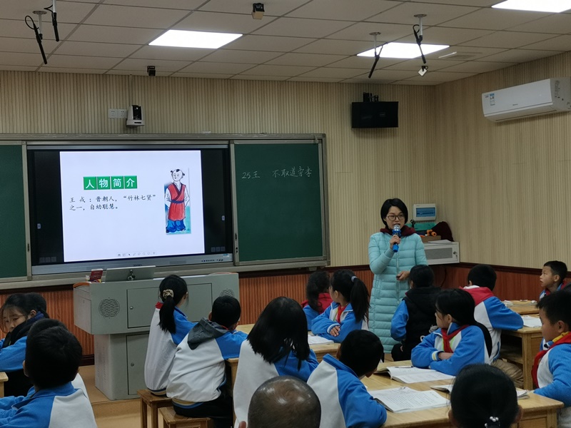 梁小柳上展示课1.jpg