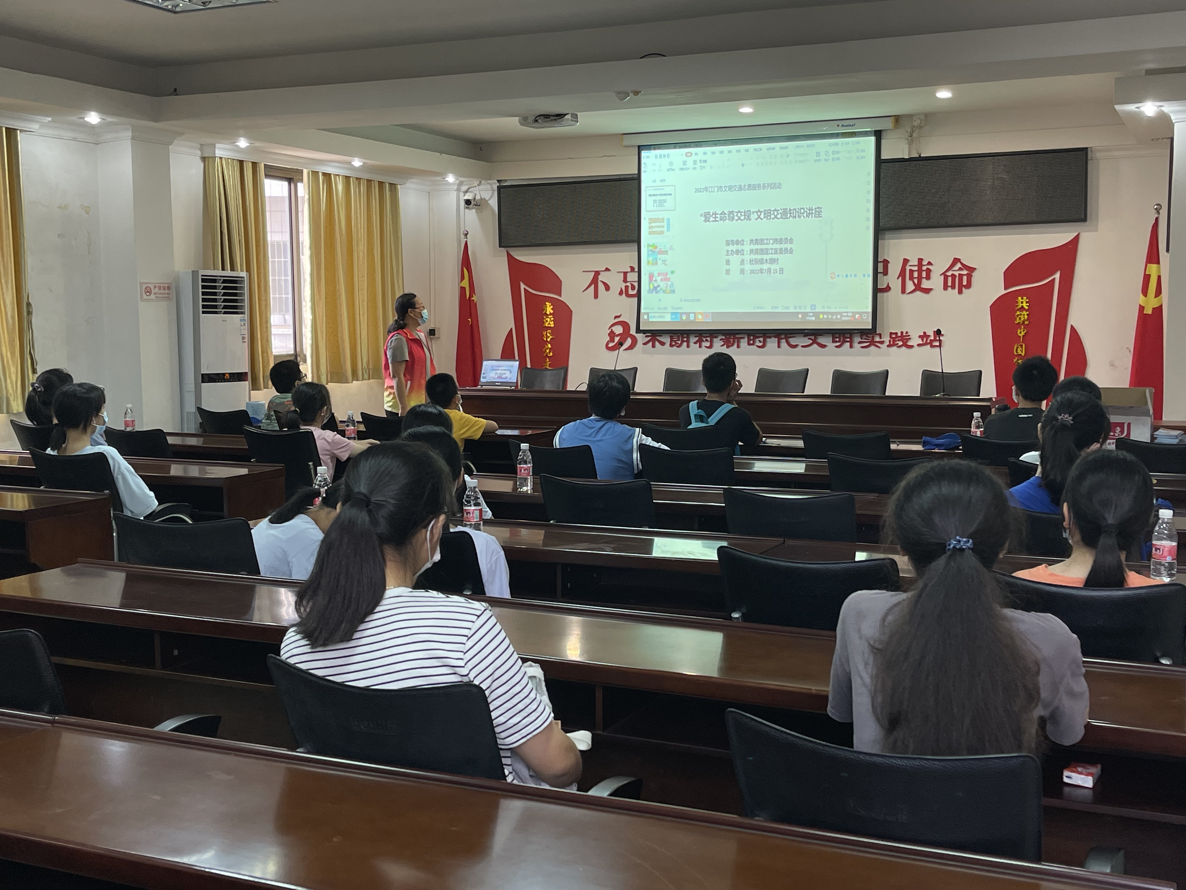 活动时间：2022年7月15日 单位：共青团蓬江区委员会 共青团杜阮镇委员会 服务对象：群众 服务内容：在杜阮镇木朗村开展“爱生命尊交规”文明交通知识宣传活动（1）.jpg