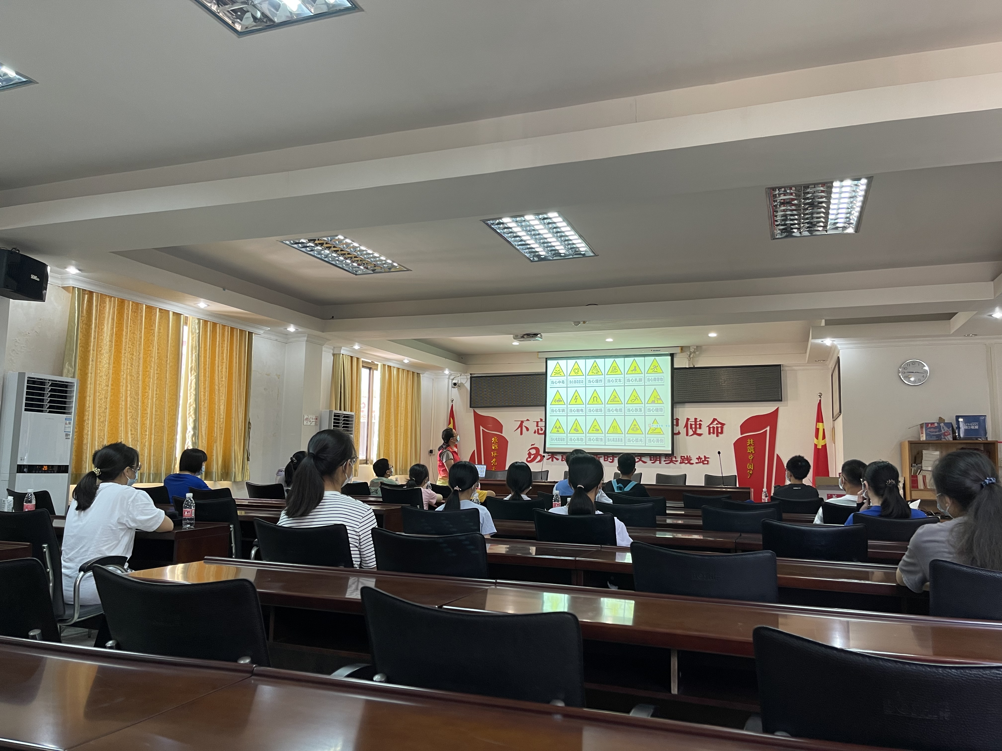 活动时间：2022年7月15日 单位：共青团蓬江区委员会 共青团杜阮镇委员会 服务对象：群众 服务内容：在杜阮镇木朗村开展“爱生命尊交规”文明交通知识宣传活动（2）.jpg