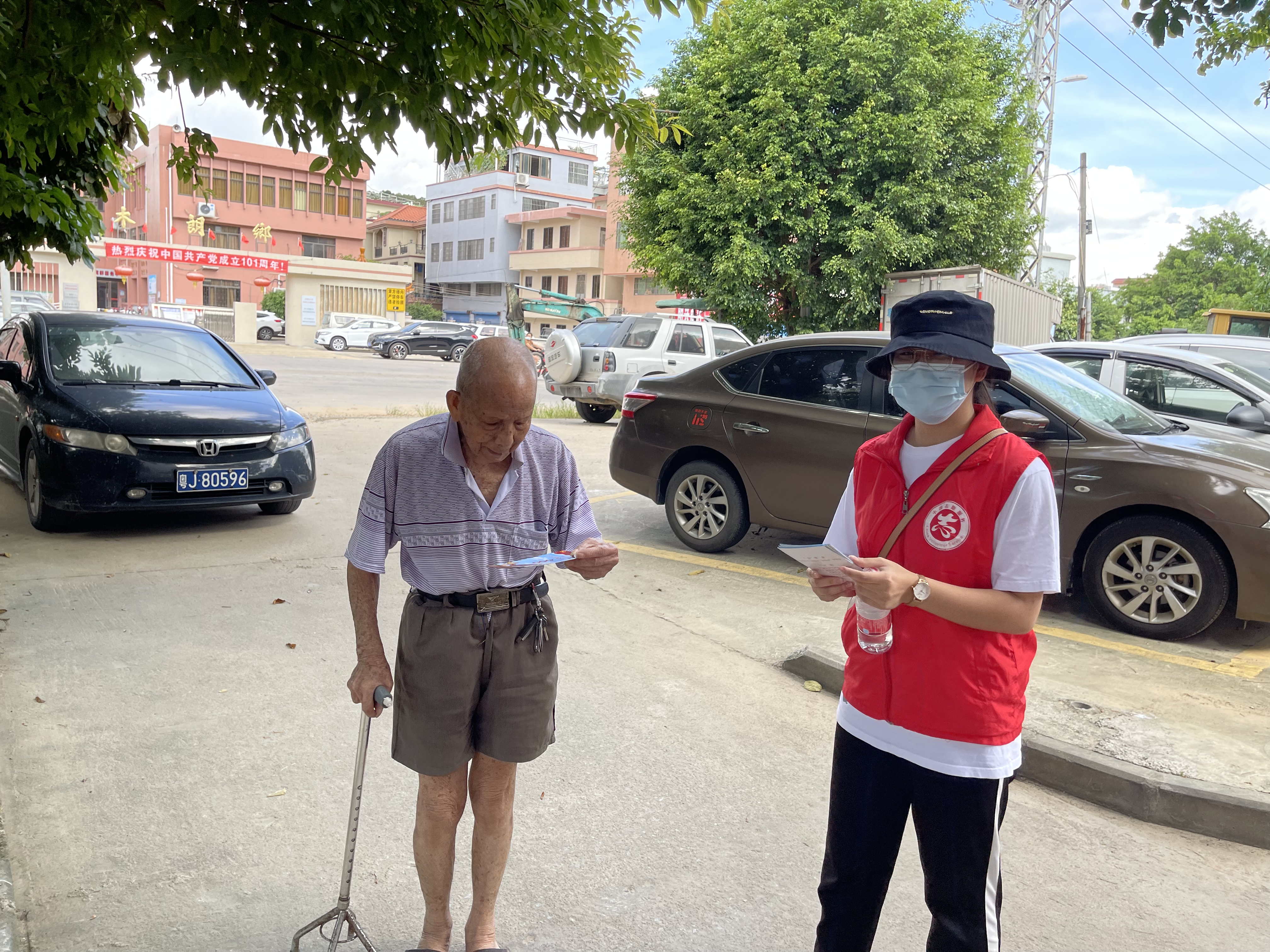活动时间：2022年7月15日 单位：共青团蓬江区委员会 共青团杜阮镇委员会 服务对象：群众 服务内容：在杜阮镇木朗村开展“爱生命尊交规”文明交通知识宣传活动（4）.jpg