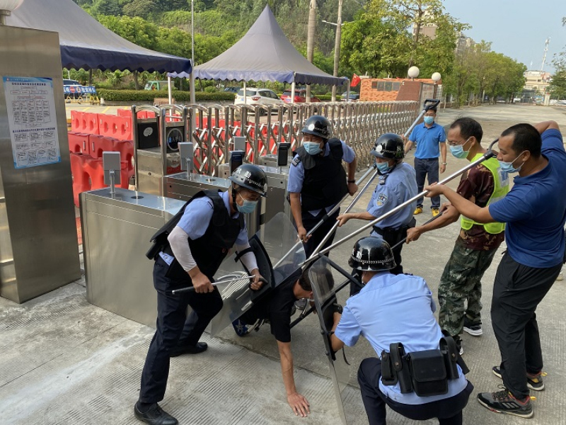 棠下初中开展防暴演练.jpg