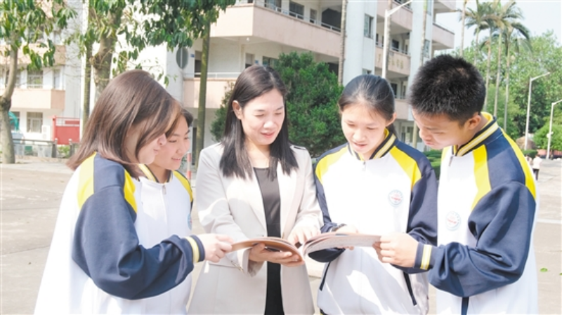 棠下高中岑转娣和学生们交流.jpg