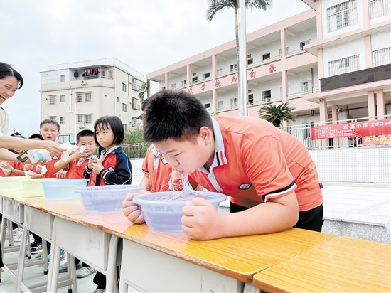 蓬江区杜阮镇龙溪小学开展“小水盆”憋气小实验。.jpg