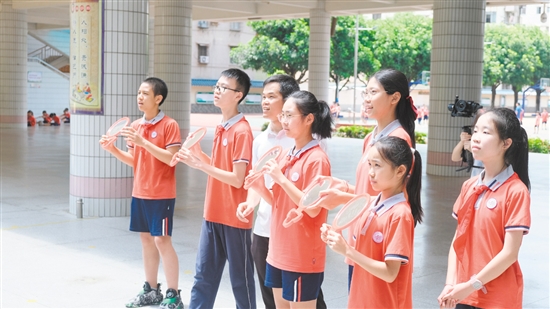 学生正在用镜子进行阳光反射实验。.jpg