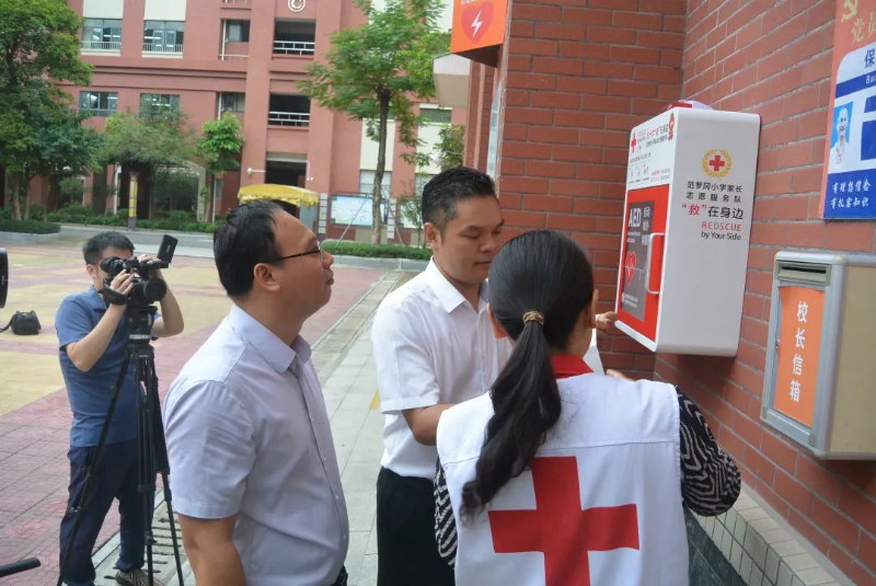 家长众筹购置的AED首次入驻蓬江区小学校园1.jpeg