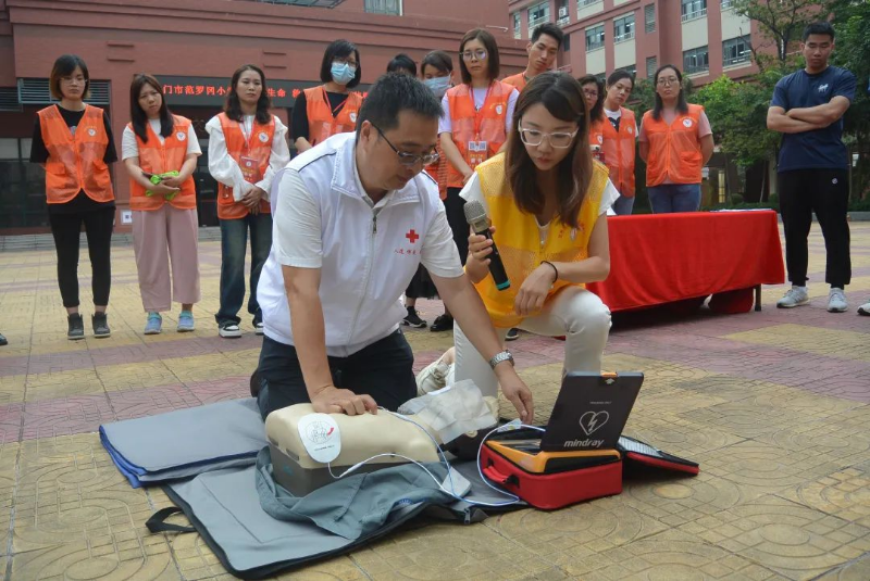 范罗冈小学滨江校区和华盛校区均在安装仪式当天进行了心肺复苏术（CPR）和AED使用方法现场培训。.jpeg