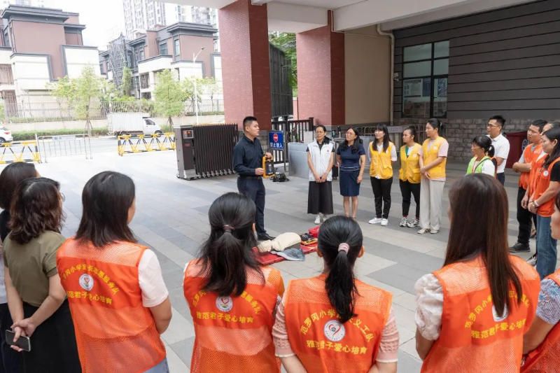 范罗冈小学滨江校区和华盛校区均在安装仪式当天进行了心肺复苏术（CPR）和AED使用方法现场培训。2.jpeg