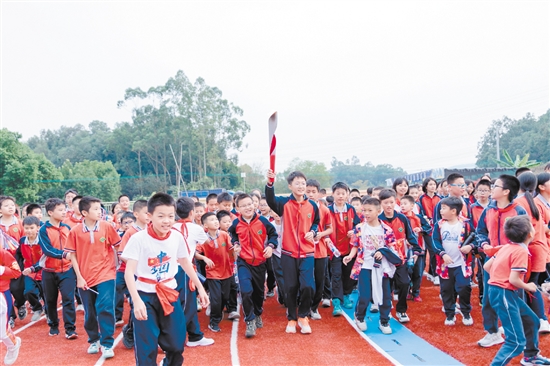 棠下镇实验中心小学新运动场迎来首次田径运动会1.jpg