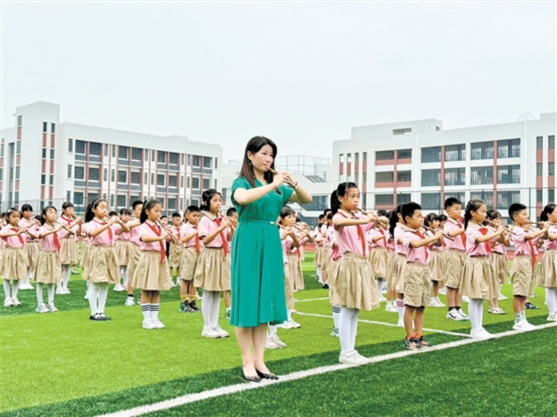李雪英与学生们同吹顺笛。.jpg