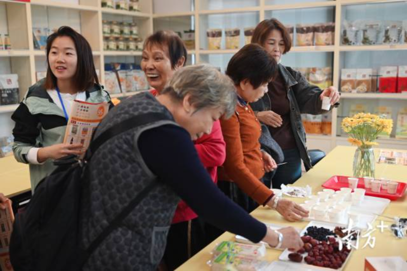 天福社区周边居民到邻里食堂品尝美味小吃。