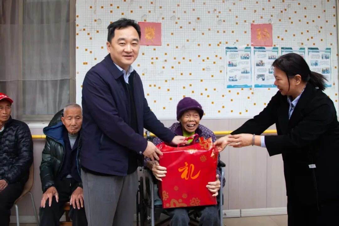 区委主要领导带队慰问“光荣之家”烈士遗属、老党员、基层干部群众