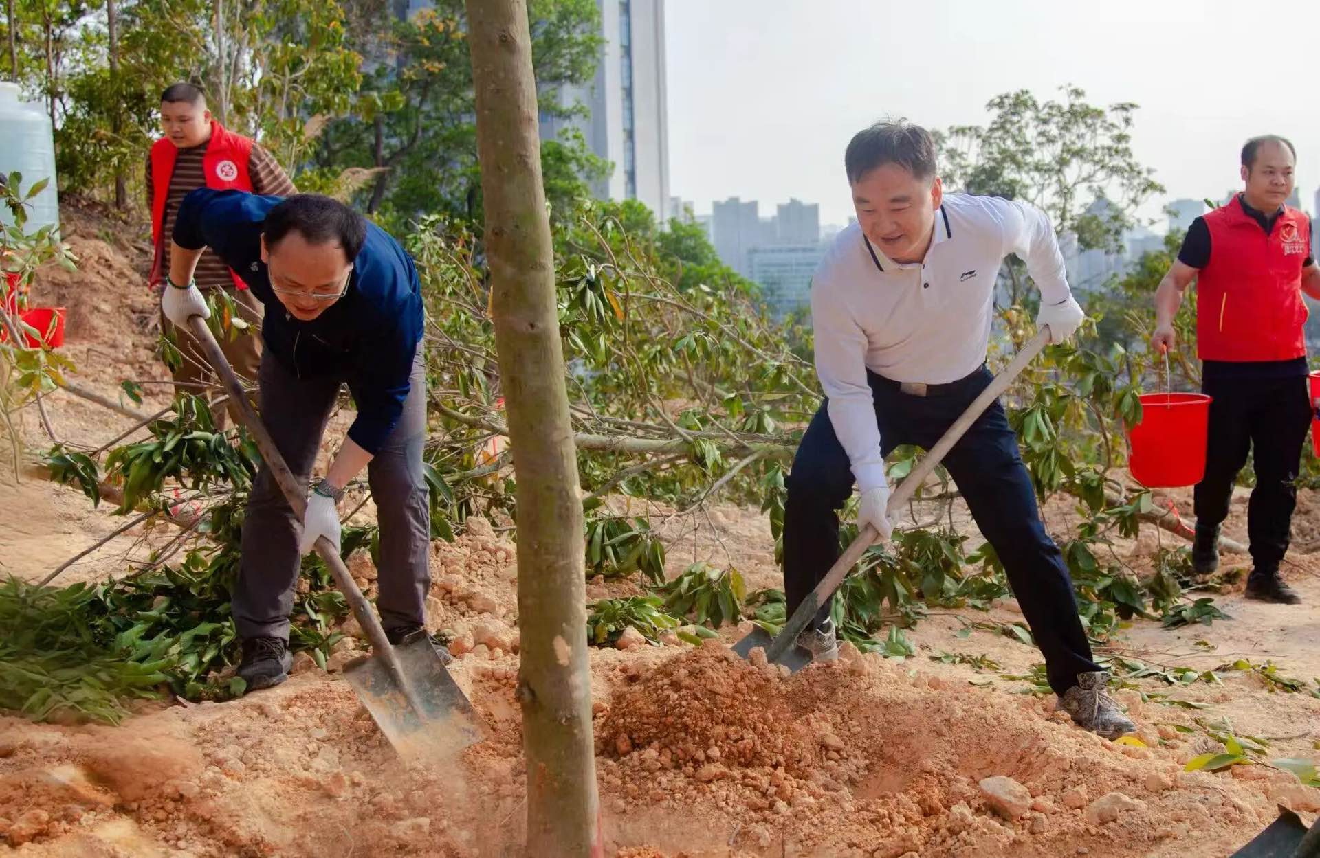 李志坚黄嘉仪李达成何腾参加五级林长联动推进绿美广东生态建设义务植树活动