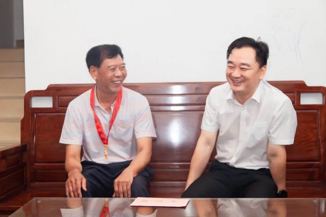 区委主要领导开展“七一”走访慰问活动