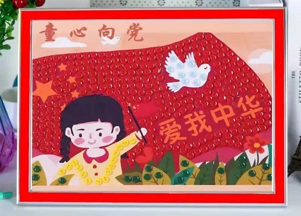首页 政务公开 蓬江新闻 蓬江资讯     "纽扣拼图作画"社教活动   为