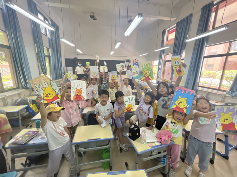 1农林双朗小学的学生们展示自己的画作。.jpg