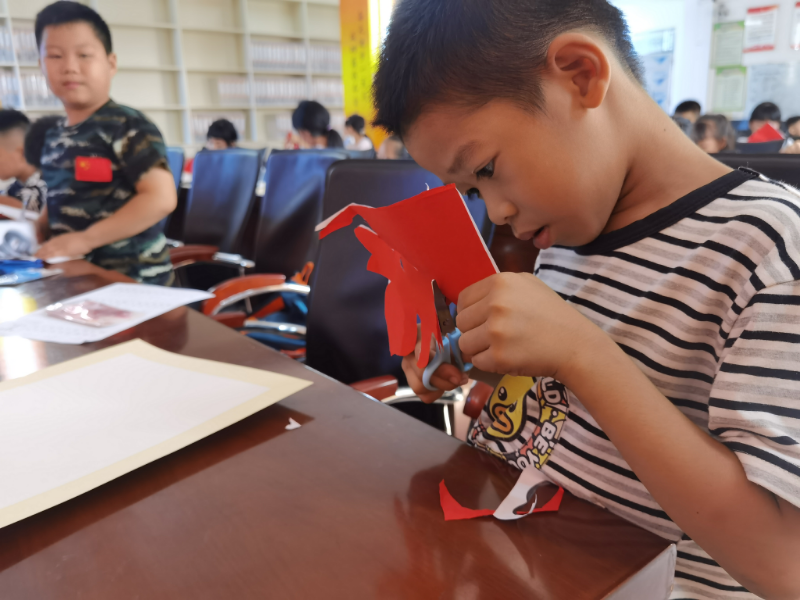 11.杜小学生剪纸.jpg