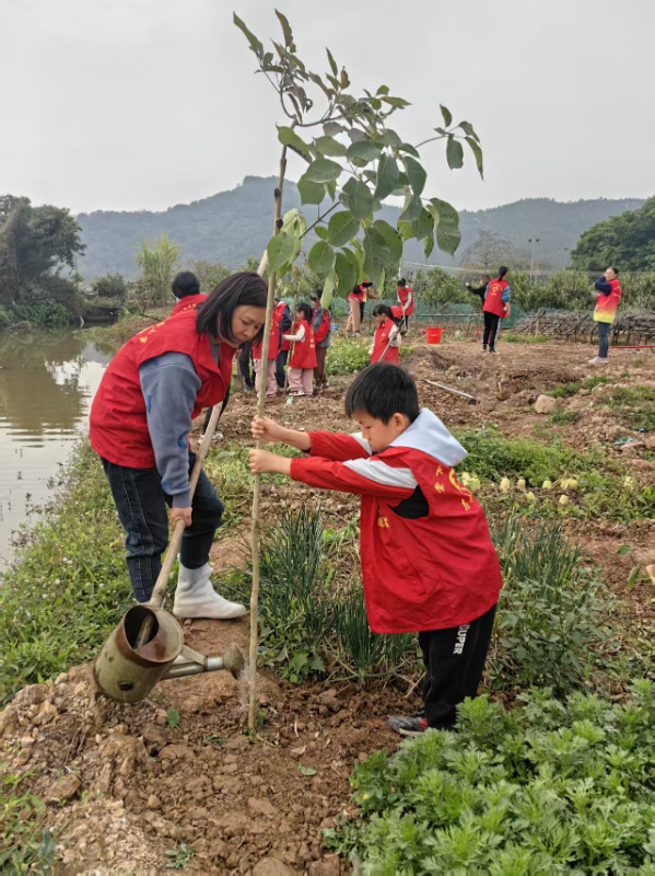 18.棠下镇虎岭小学到虎岭紫兰村义务植树（特写照）.jpg