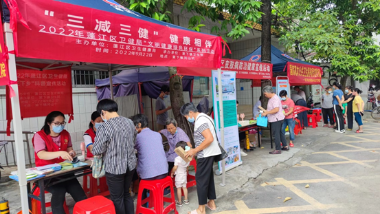 本次活动通过义诊咨询,横幅,派发"三减三健"宣传资料等形式开展.