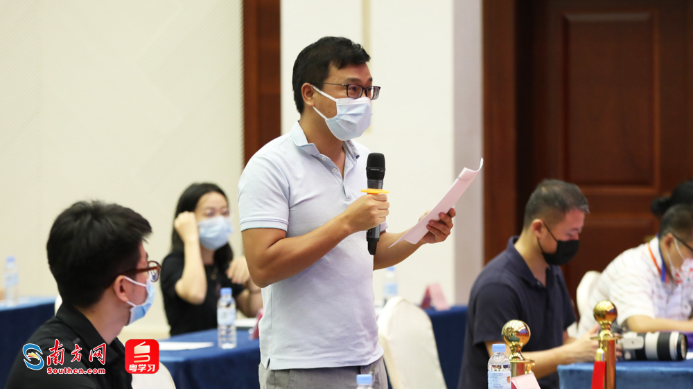 中新社记者.jpg